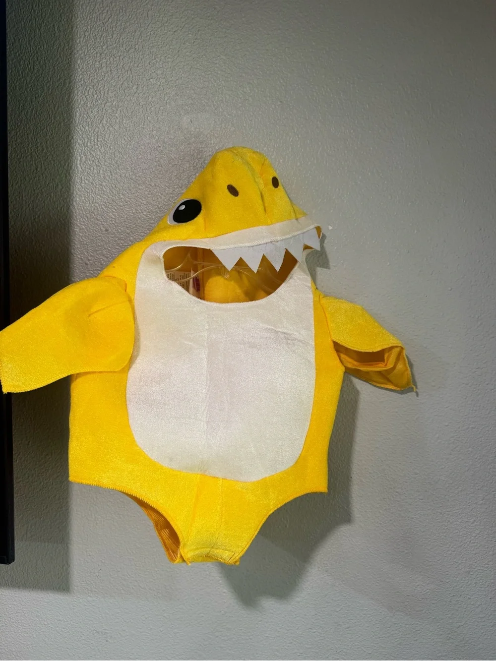 RUBIES Pinkfong Yellow Shark Hooded One-Piece Halloween costume romper size 2T